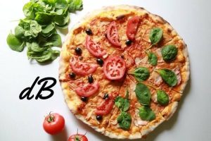 receta de pizza sobre tortita de trigo en freidora sin aceite