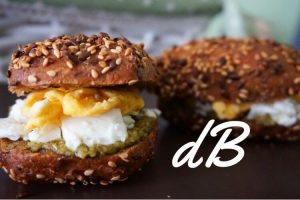Receta de hamburguesa de pollo y espinacas en freidora sin aceite crujiente light con queso y huevo