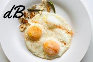 receta de huevos fritos en freidora sin aceite fácil con yema